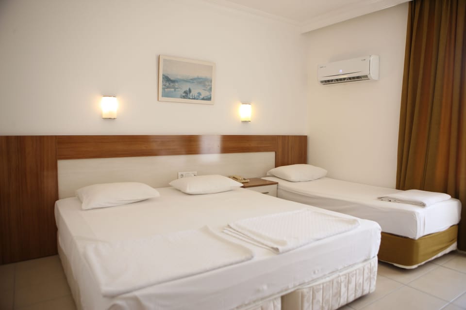 Standard Triple Room | Laptop workspace, bed sheets
