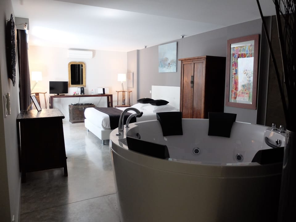 Deluxe Double Room, 1 Queen Bed, Hot Tub, Garden Area | Jetted tub
