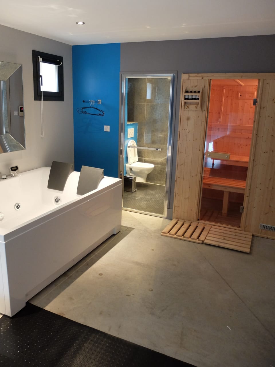 Design Double Room, 1 Double Bed, Non Smoking, Sauna (Jacuzzi) | Bathroom | Designer toiletries, hair dryer, towels, soap