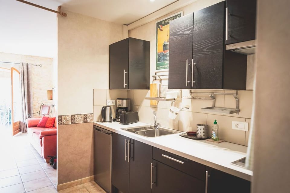 Deluxe Apartment, 2 Bedrooms, Kitchen, Garden View | Private kitchen | Fridge, microwave, oven, coffee/tea maker