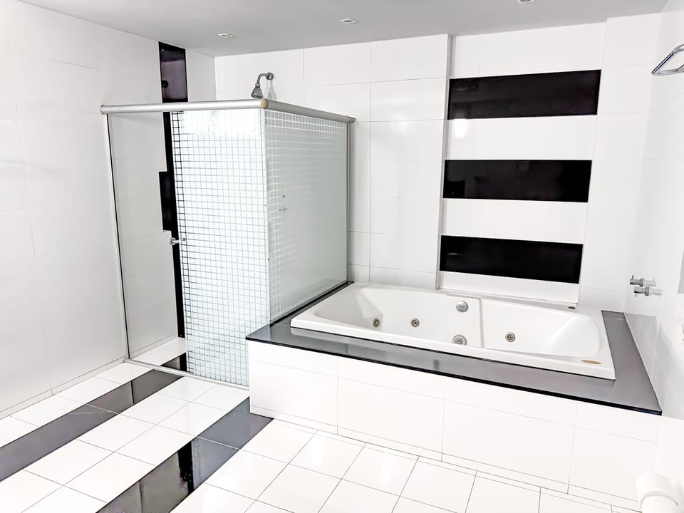 Honeymoon Suite | Bathroom | Free toiletries, hair dryer, towels, toilet paper