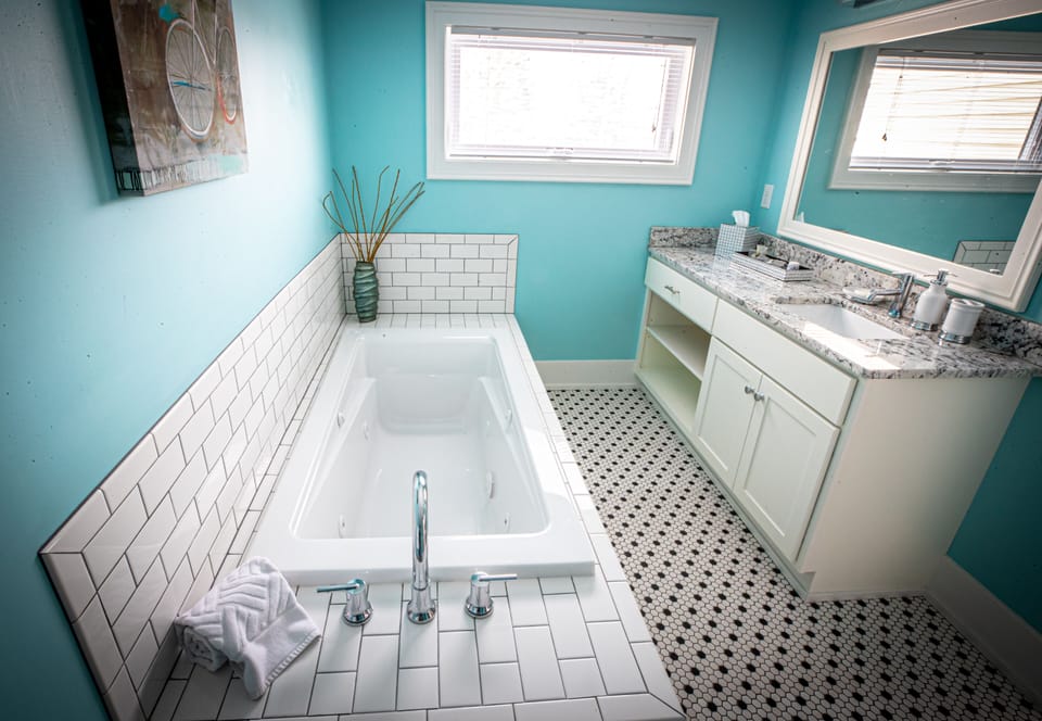 Premium Room | Bathroom | Eco-friendly toiletries, hair dryer, bathrobes, towels