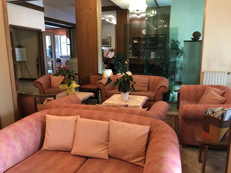 Lobby lounge