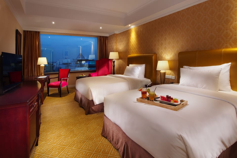 Minibar, in-room safe, desk, WiFi (free)