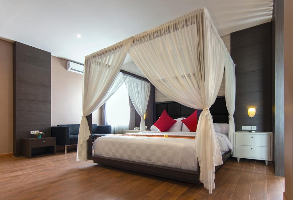 In-room safe, desk, laptop workspace, wheelchair access