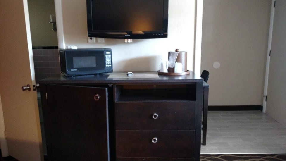Pillowtop beds, individually furnished, desk, iron/ironing board