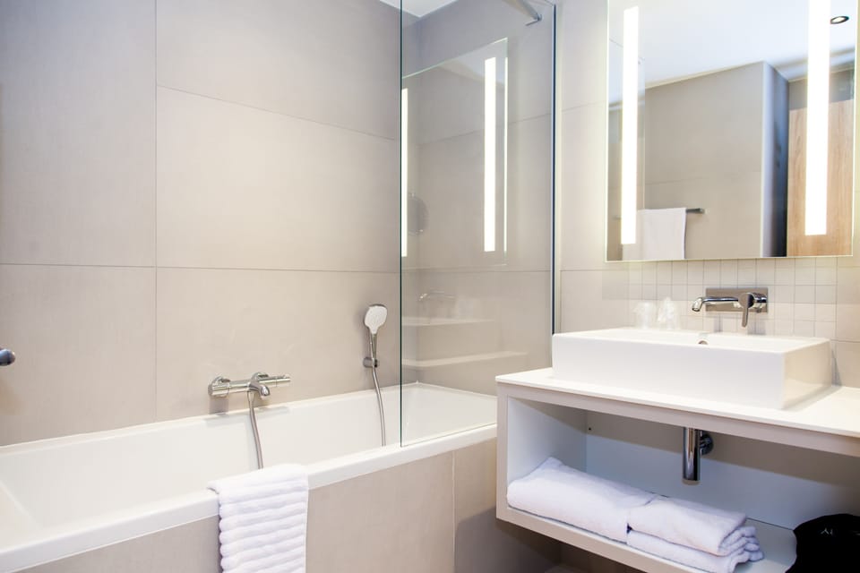 Family Room, 2 Bedrooms, Connecting Rooms | Bathroom | Shower, free toiletries, hair dryer, towels