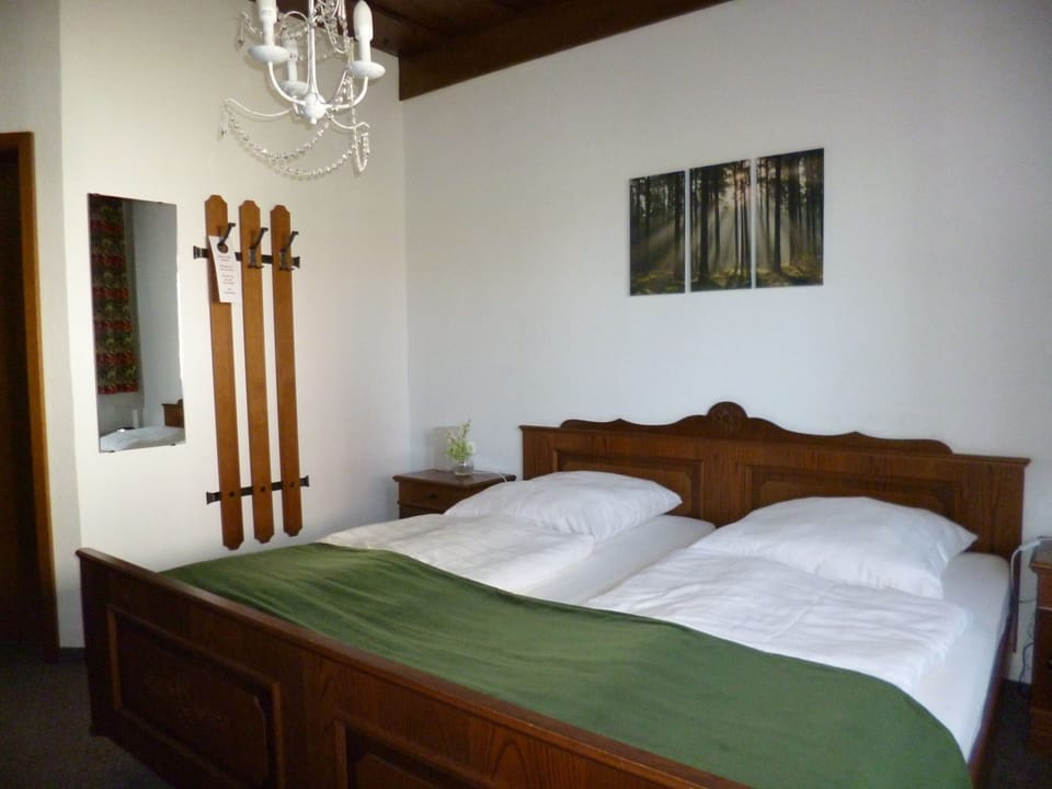 Double Room | In-room safe, iron/ironing board, free WiFi