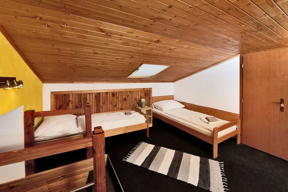 Quadruple Room | Desk, WiFi (free), bed sheets