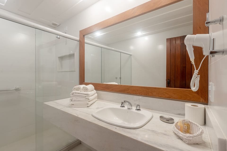 Deluxe Room | Bathroom | Free toiletries, hair dryer, towels