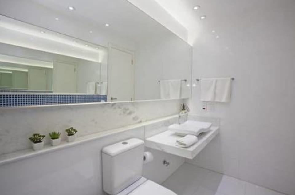 Superior Double Room | Bathroom | Free toiletries, hair dryer, bidet, towels