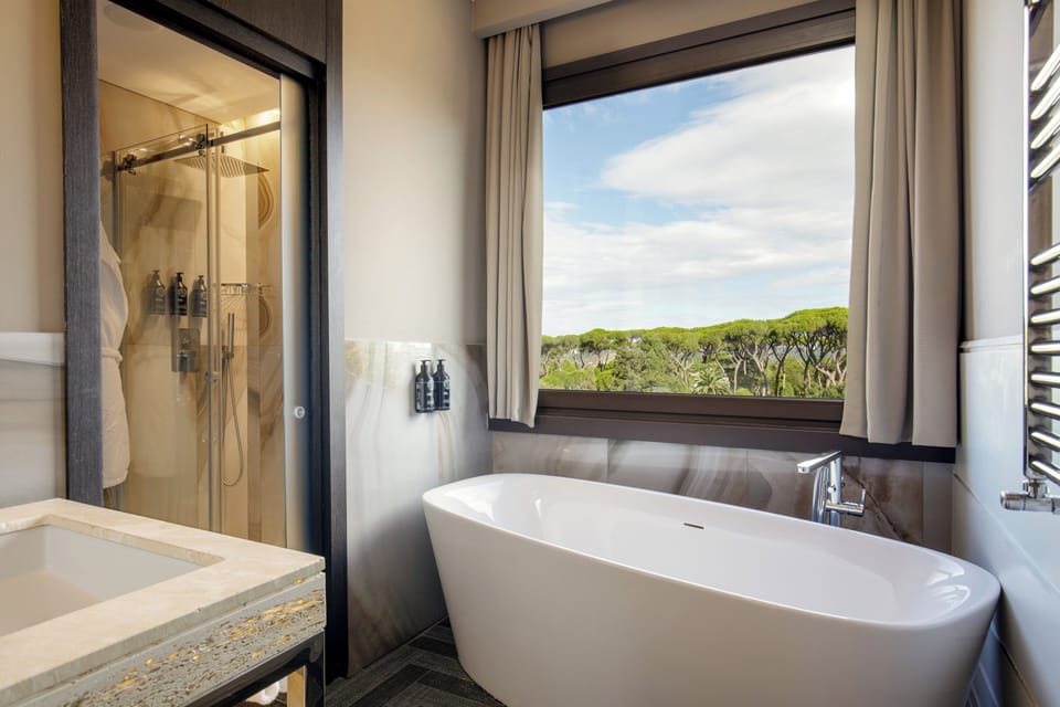 Junior Suite (Deluxe) | Bathroom | Eco-friendly toiletries, hair dryer, bathrobes, bidet