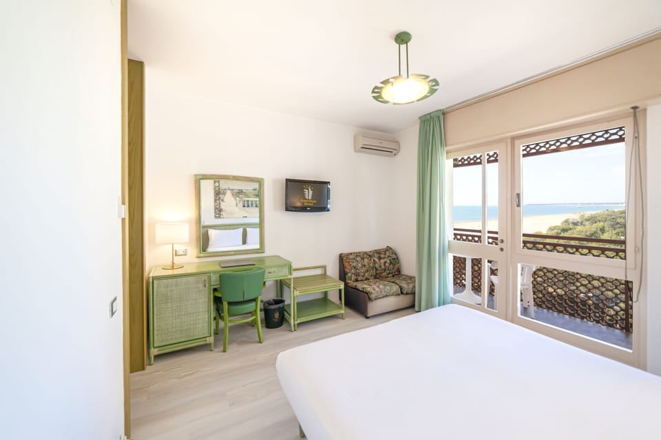 Camera Matrimoniale con letto matrimoniale o 2 letti singoli | Minibar, in-room safe, desk, laptop workspace