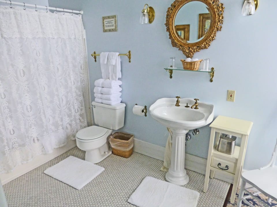 Superior Queen Room | Bathroom | Rainfall showerhead, free toiletries, hair dryer, towels