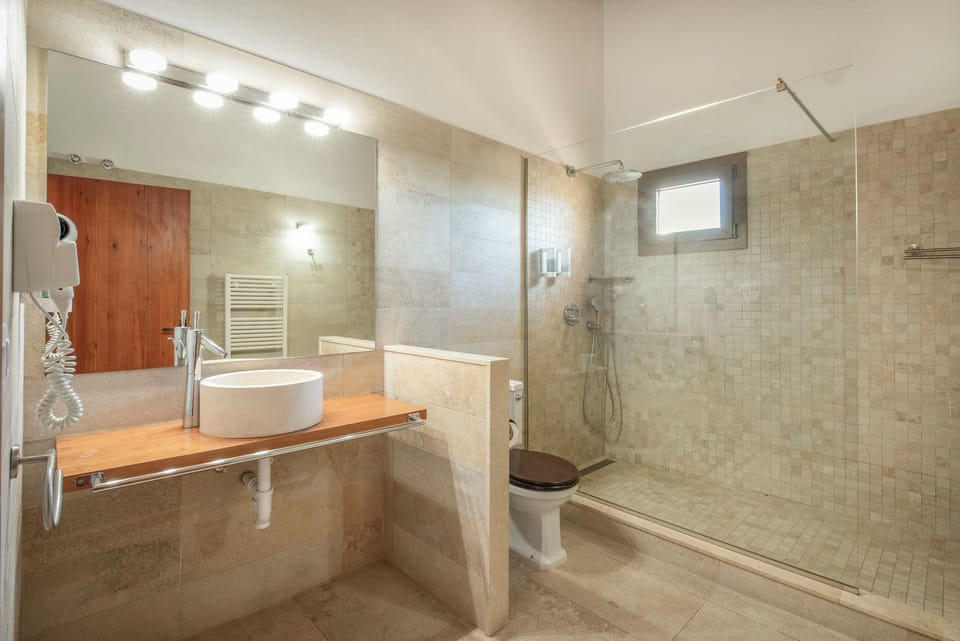Junior Suite | Bathroom | Combined shower/tub, eco-friendly toiletries, hair dryer, towels