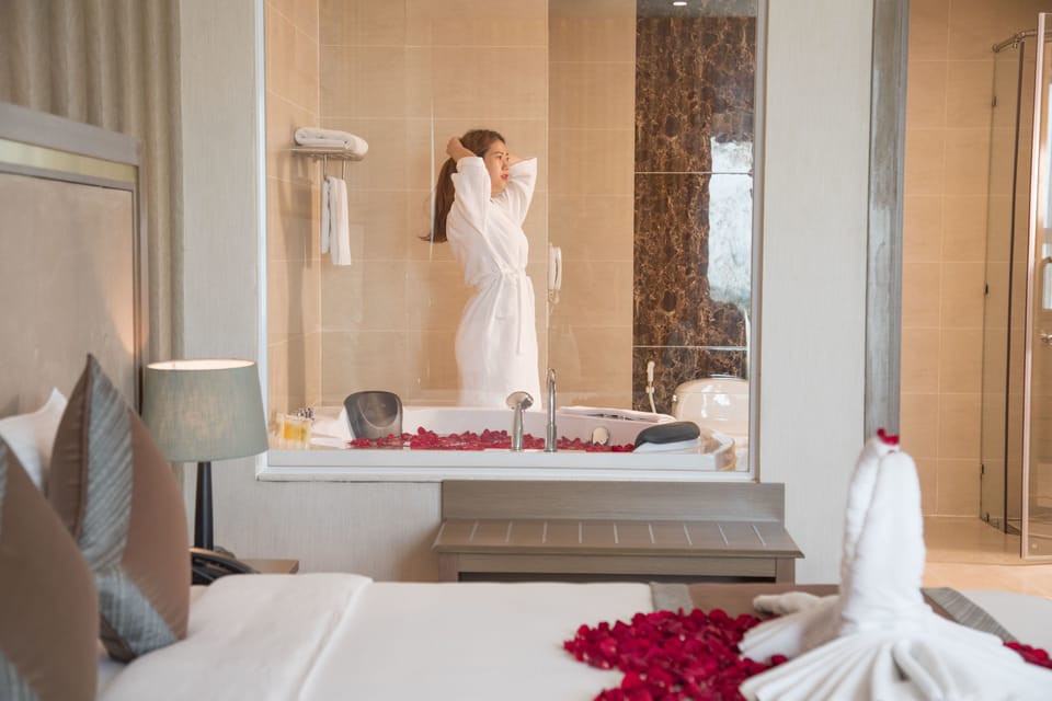 Executive Suite | Bathroom | Shower, rainfall showerhead, free toiletries, hair dryer