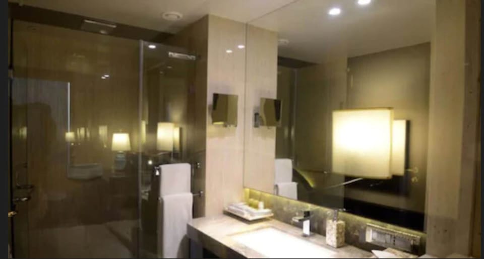 Executive Room | Bathroom | Shower, rainfall showerhead, free toiletries, slippers