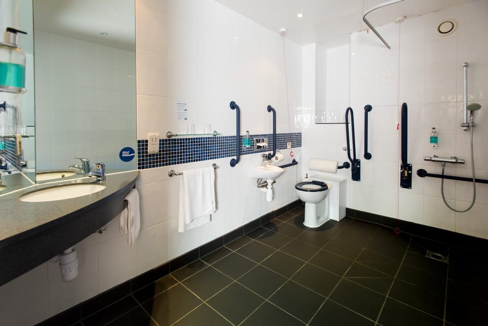 Standard Room, 1 Double Bed, Accessible | Desk, cribs (free), WiFi (free), bed sheets