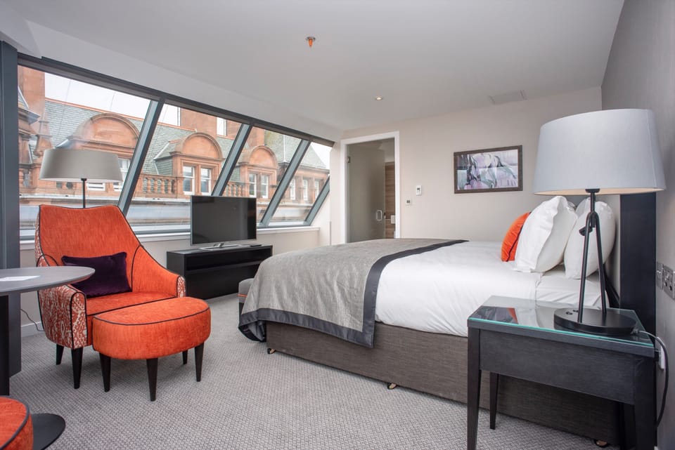 Junior Suite, 1 King Bed, Non Smoking | 1 bedroom, hypo-allergenic bedding available, in-room safe, desk