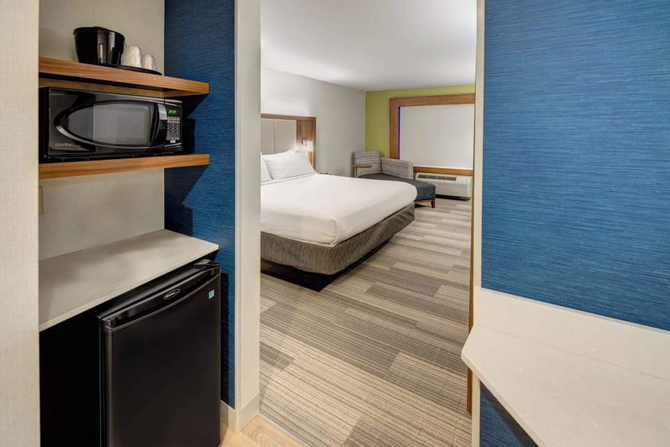 Standard Room, 1 King Bed | In-room safe, desk, blackout drapes, iron/ironing board
