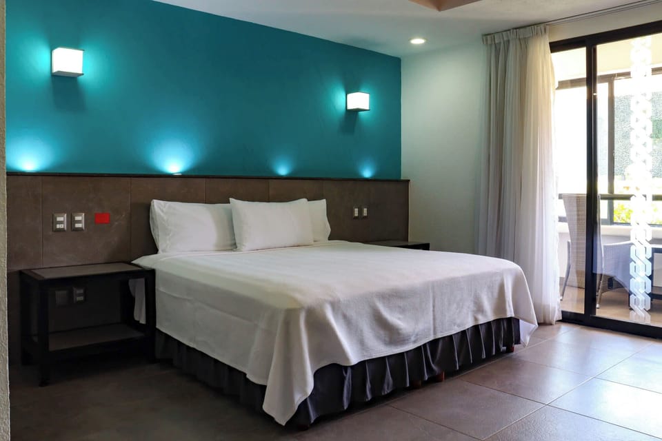 Deluxe room, 1 cama | Premium bedding, in-room safe, desk, laptop workspace
