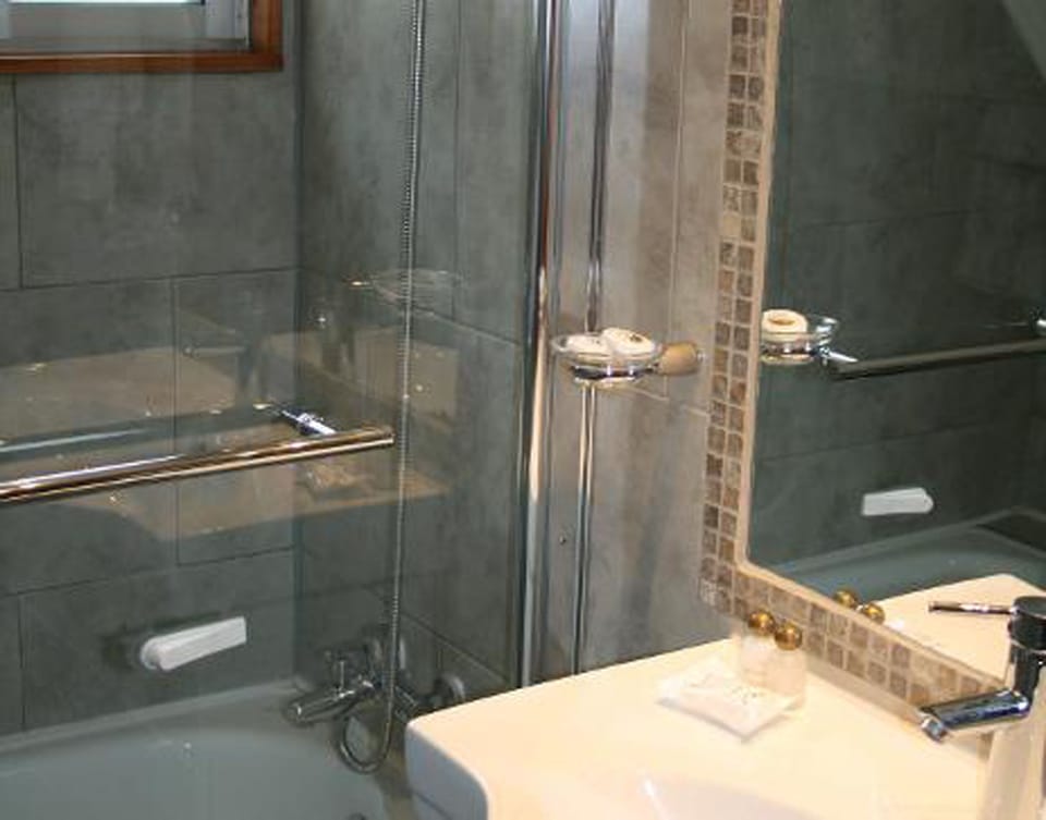 Double Room, 2 Twin Beds, Private Bathroom | Bathroom | Free toiletries, hair dryer, towels