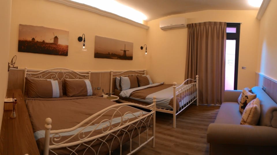 Country Quadruple Room | Desk, blackout drapes, WiFi (free)