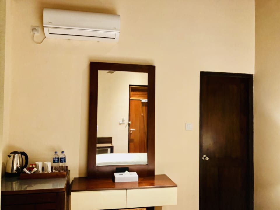 Standard Twin Room | Bathroom | Shower, rainfall showerhead, free toiletries, hair dryer