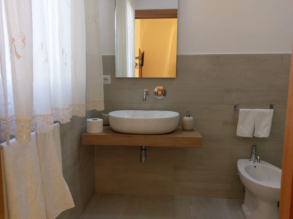 Deluxe Double Room, Courtyard View | Bathroom | Shower, free toiletries, hair dryer, bidet