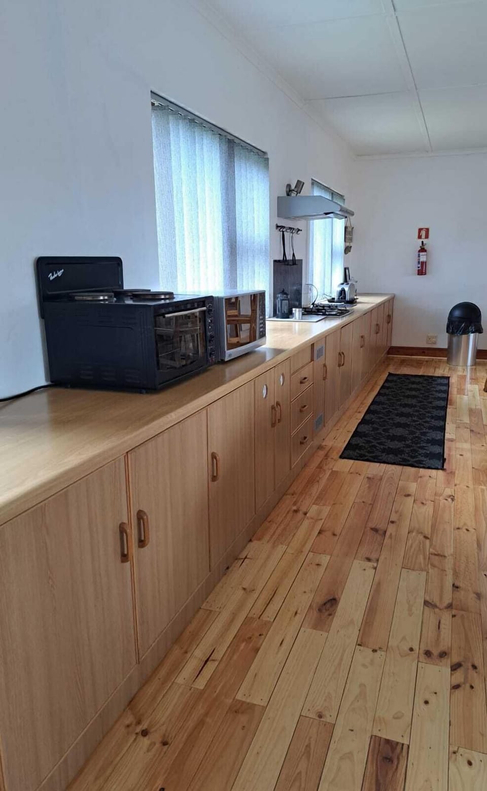 Full-size fridge, microwave, oven, stovetop