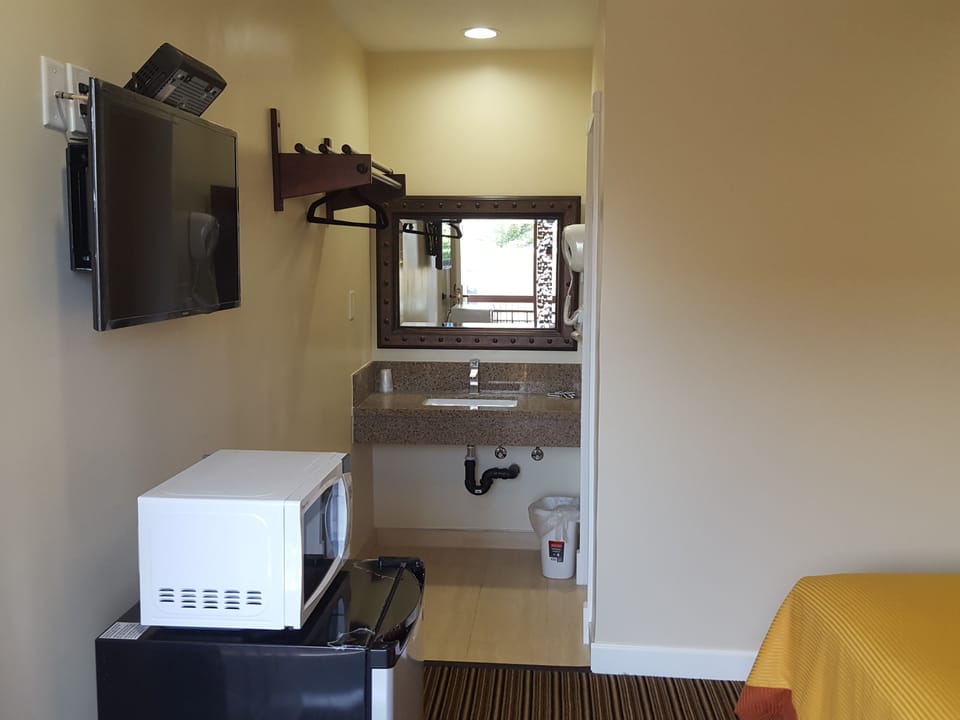 Premium Room, 1 Queen Bed | Desk, iron/ironing board, free WiFi, wheelchair access