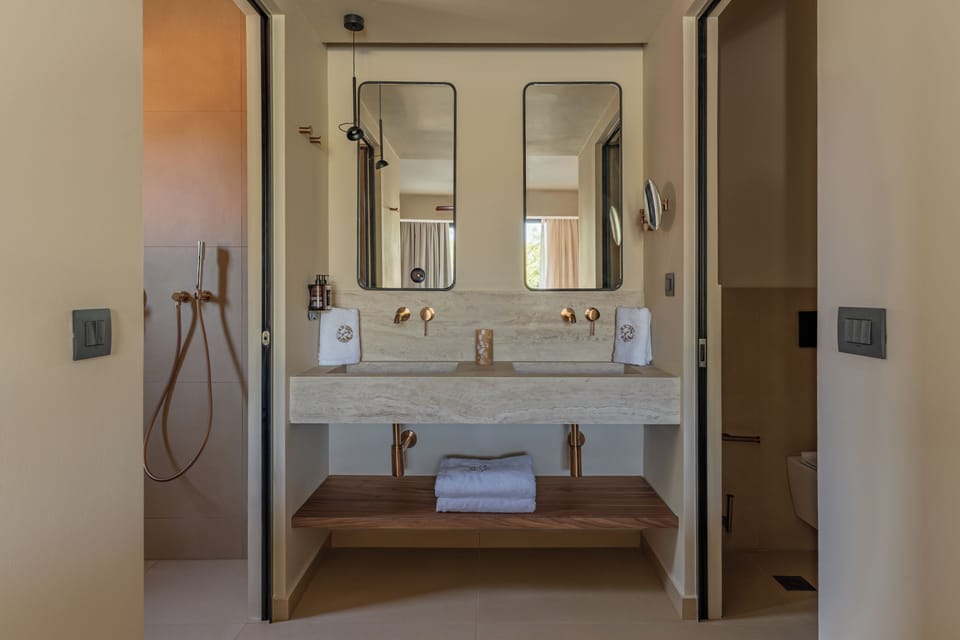 Shower, rainfall showerhead, free toiletries, hair dryer