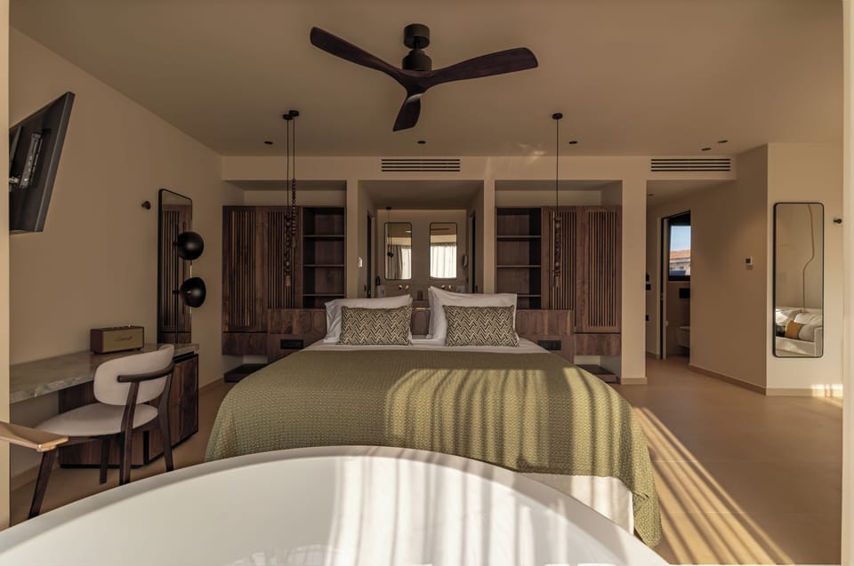 Luxury Suite with heated Jacuzzi & Panoramic view | 1 bedroom, in-room safe, desk, blackout drapes