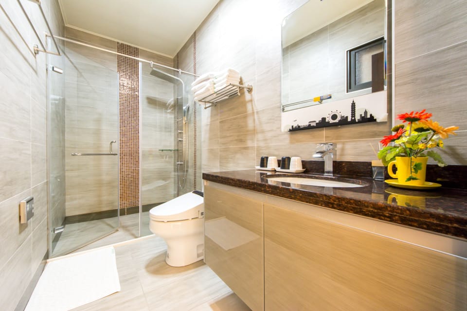 Cynthia | Bathroom | Shower, free toiletries, hair dryer, slippers