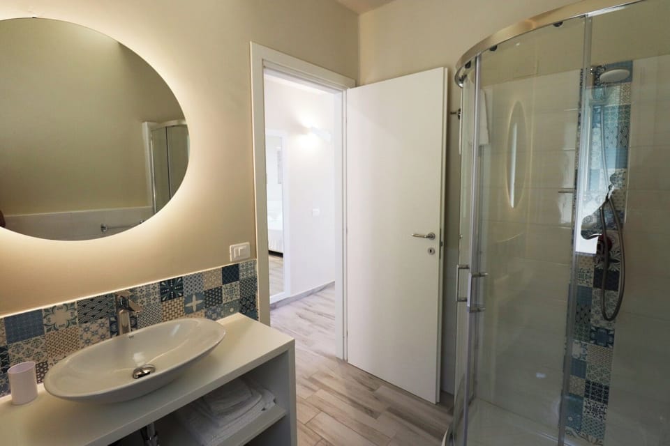 Deluxe Double Room | Bathroom | Shower, free toiletries, hair dryer, bidet