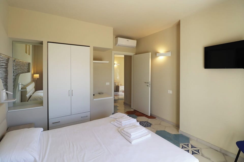 Deluxe Quadruple Room | In-room safe, desk, WiFi (free), bed sheets