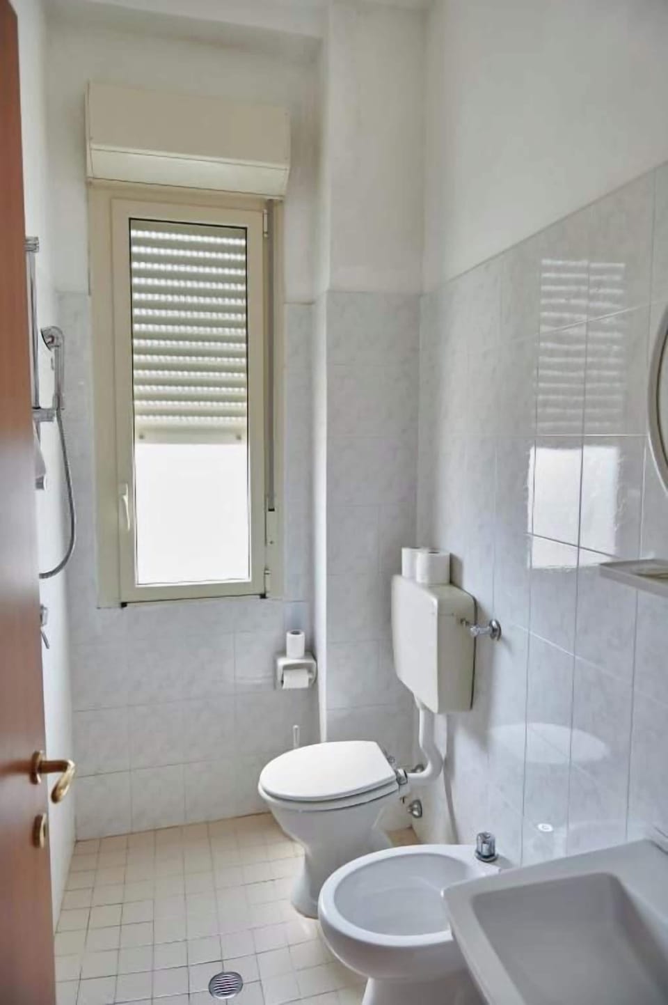 Shower, free toiletries, hair dryer, bidet