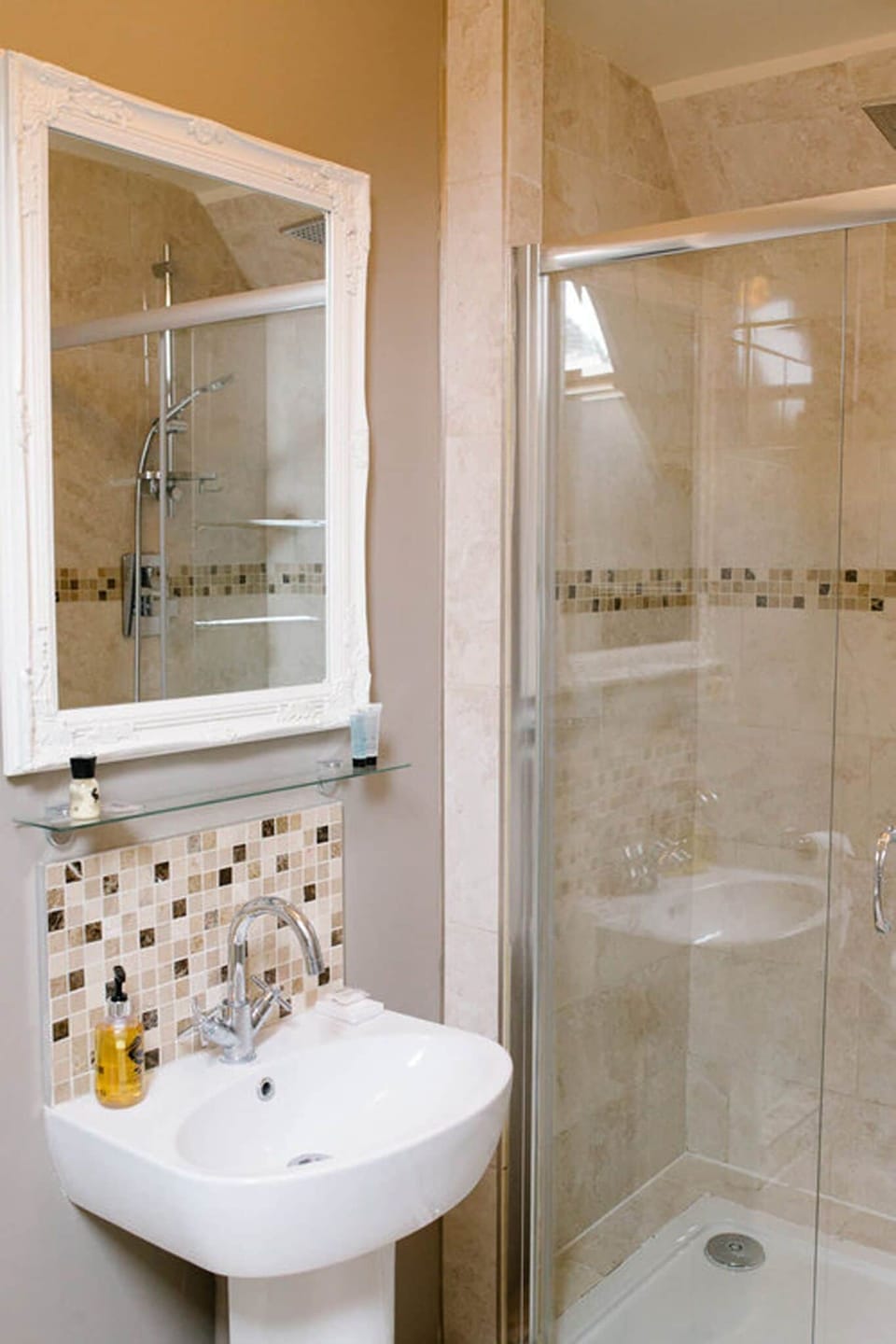 Deluxe Double Room, Ensuite | Bathroom | Hair dryer, towels, soap, shampoo