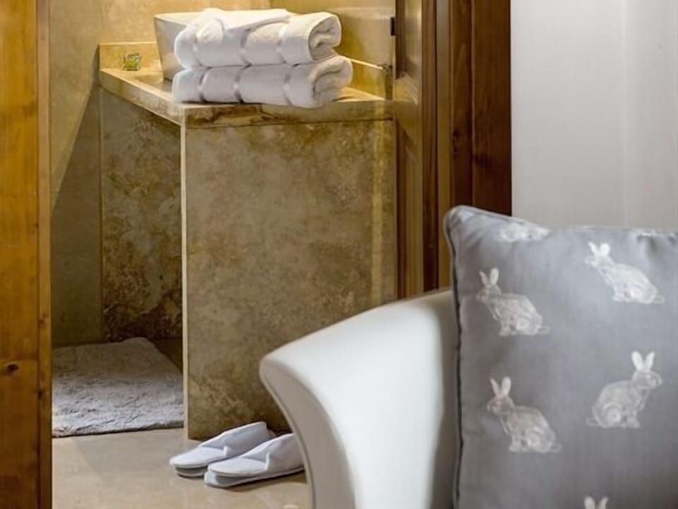 Double Room Ensuite with Shower (Belmonte) | Egyptian cotton sheets, down comforters, in-room safe