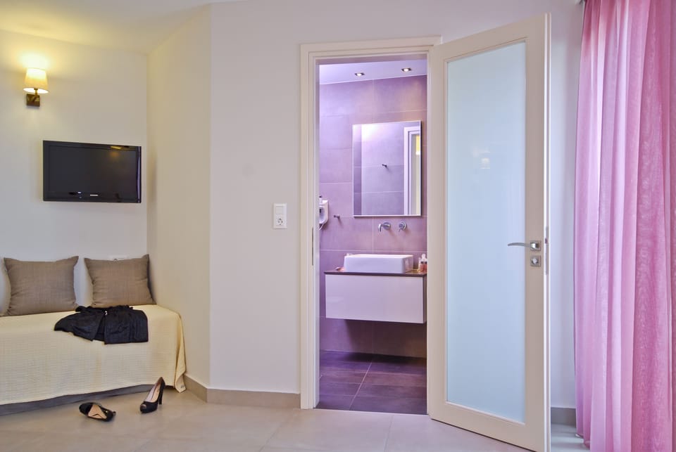 Quadruple Room | Bathroom | Shower, hydromassage showerhead, free toiletries, hair dryer