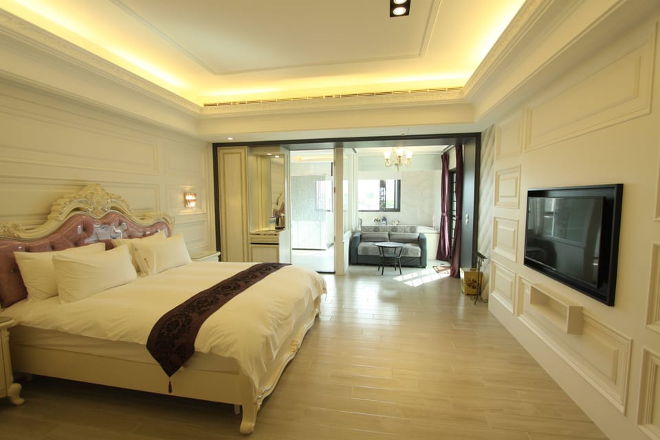 Luxury Double Room, 1 King Bed, Hot Tub, City View | 7 bedrooms, premium bedding, down comforters, desk
