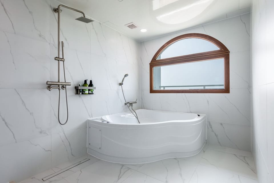24PY Suite Whirlpool(Ocean) | Bathroom | Shower, free toiletries, hair dryer, towels