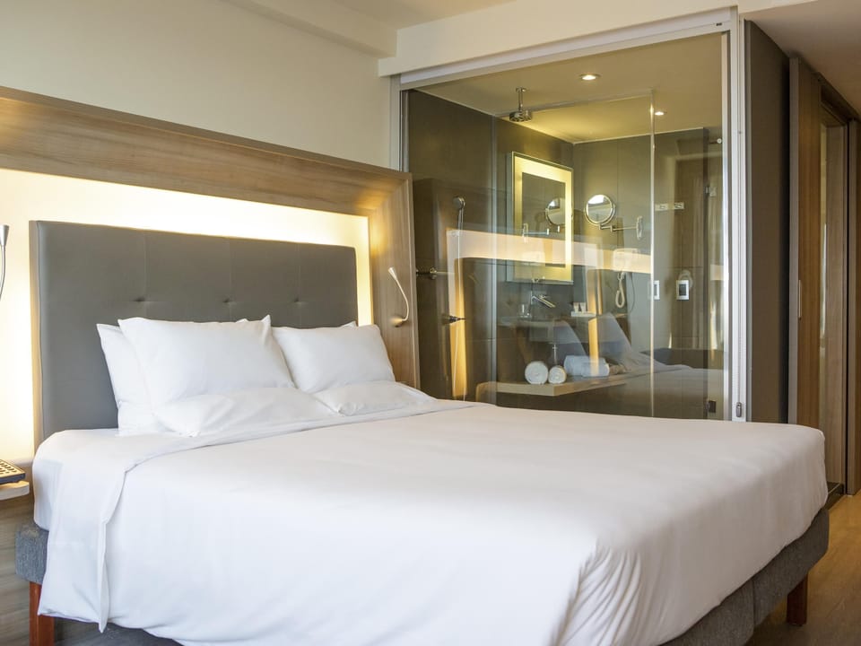 Minibar, in-room safe, desk, free WiFi