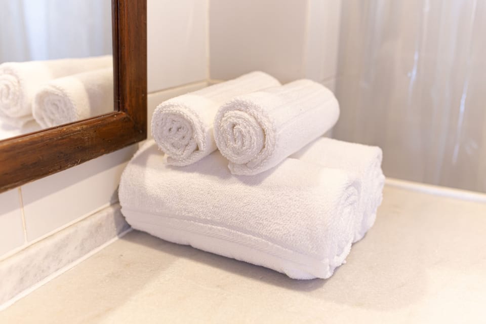 Deluxe Room, Sea view and Pool View | Bathroom | Hair dryer, bidet, towels