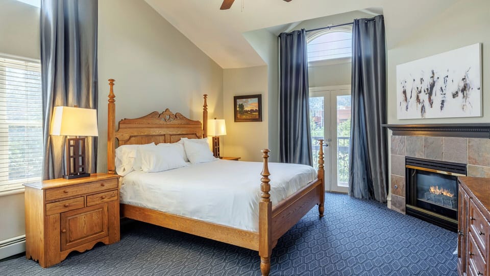 Premium Room, Fireplace | Egyptian cotton sheets, premium bedding, individually decorated