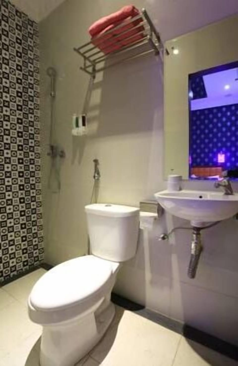 Superior Double Room | Bathroom | Shower, free toiletries, towels