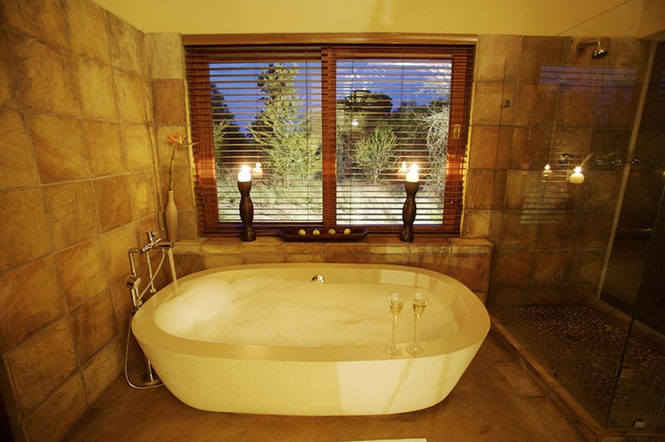 Honeymoon Suite | Bathroom | Separate tub and shower, free toiletries, towels