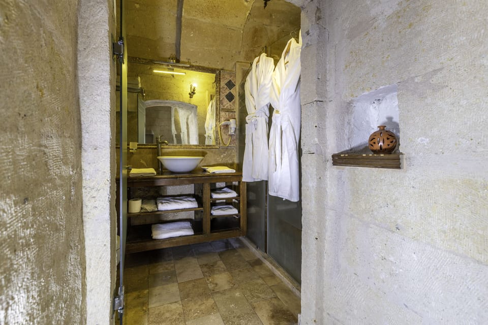 Deluxe Double Room | Bathroom | Shower, free toiletries, hair dryer, slippers