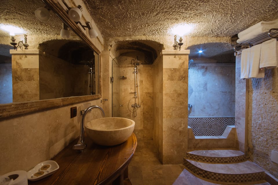 Junior Suite | Bathroom | Shower, free toiletries, hair dryer, slippers