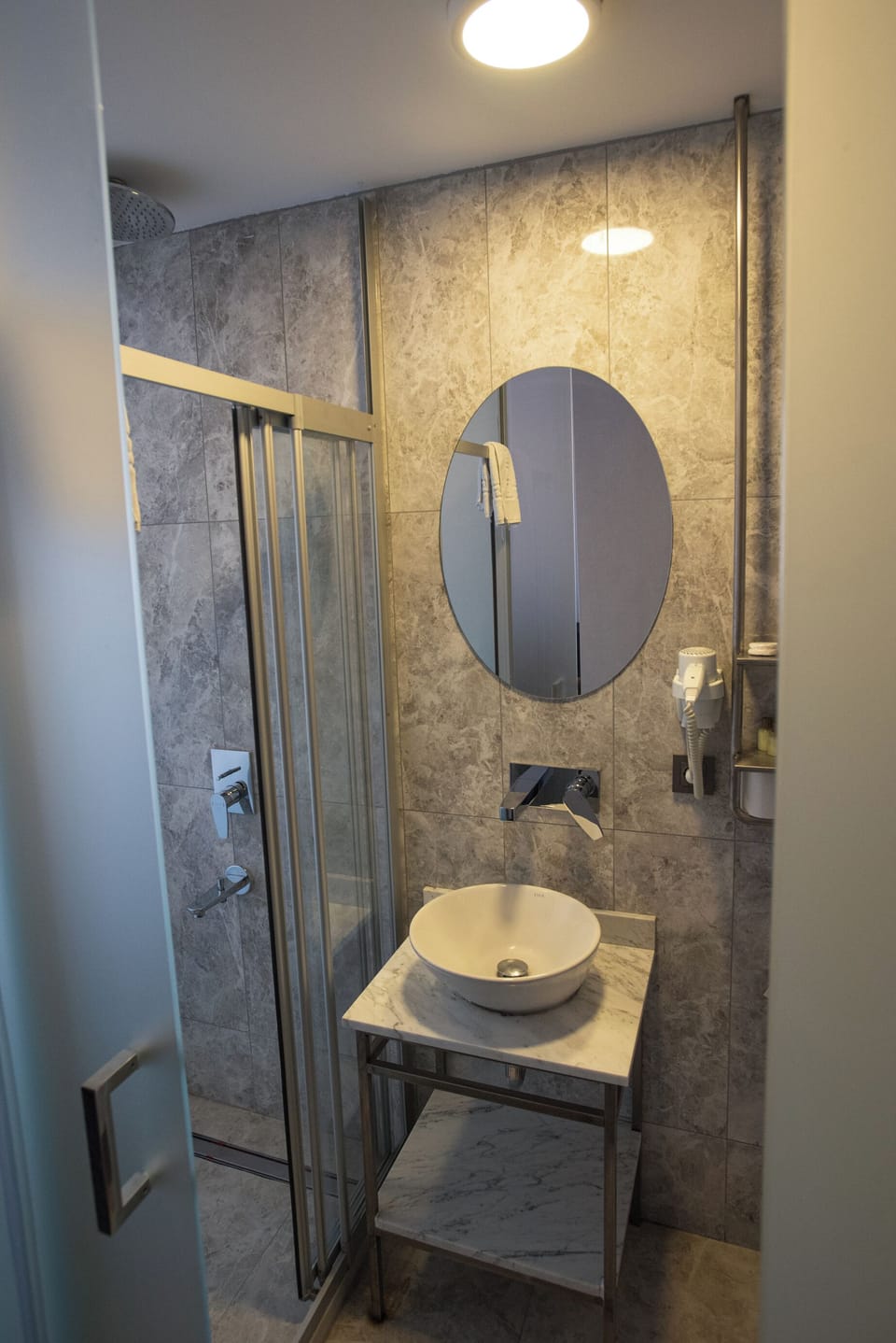 Family Suite | Bathroom | Shower, towels